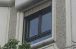 fenêtre protégée par un filet à cadre fixe